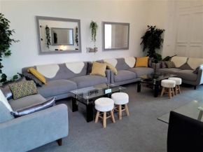 Riviera Retreat large self catering townhouse near beach, Torquay, 10-12 bedrooms for 20-28 people, games room, piano, lounge